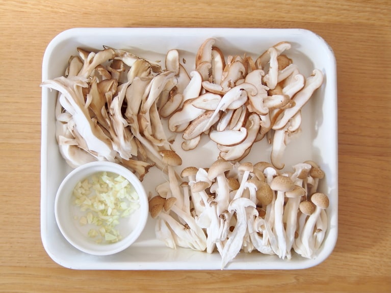 キノコ類は食べやすい大きさにカットし、にんにくは皮を剥いてみじん切りにする。
