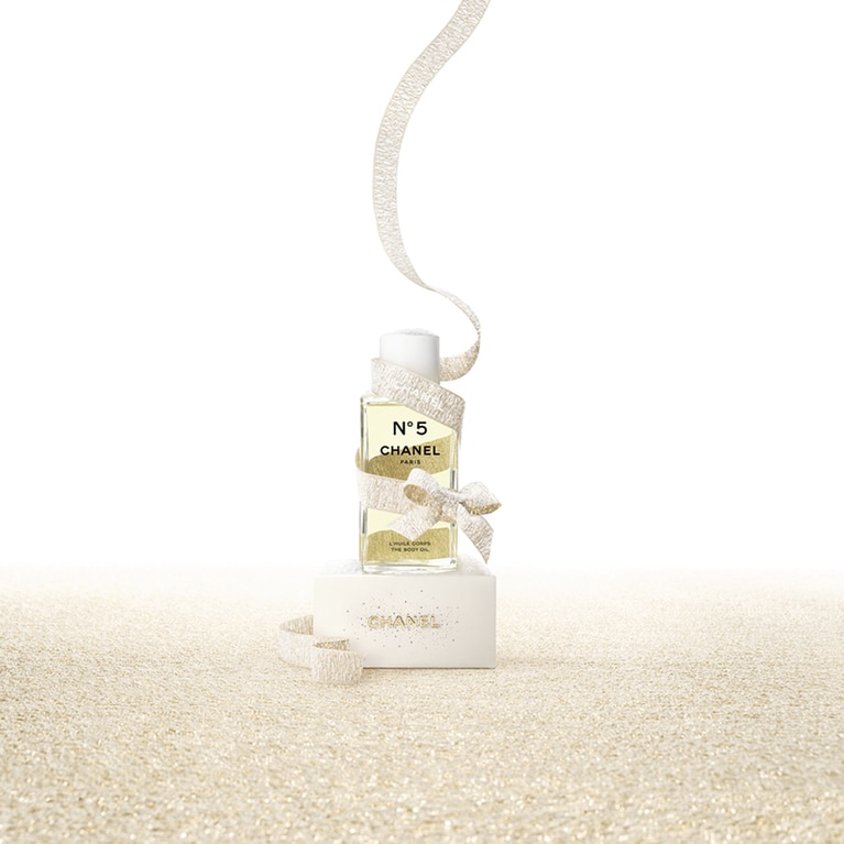 シャネル N°5 ザ ボディ オイル 250ml 18,150円。10月27日（金）数量限定発売。©︎CHANEL