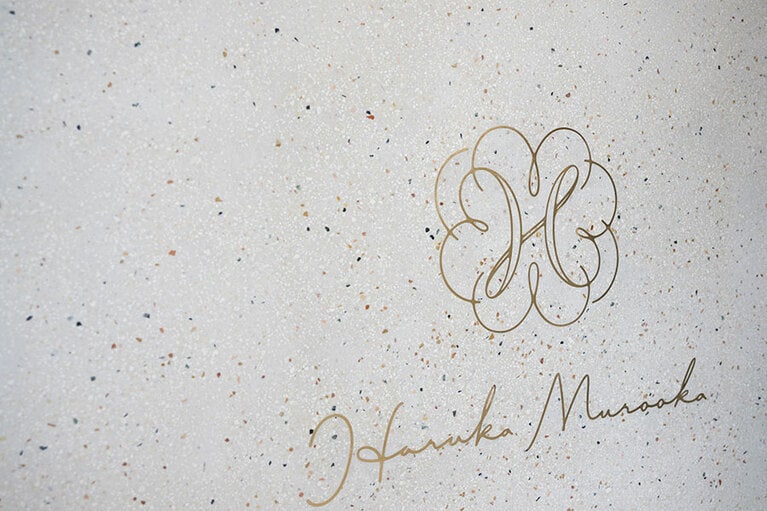 お花のようなロゴは、室岡さんの夫でイラストレーターの渡邉亮太さんがデザイン。