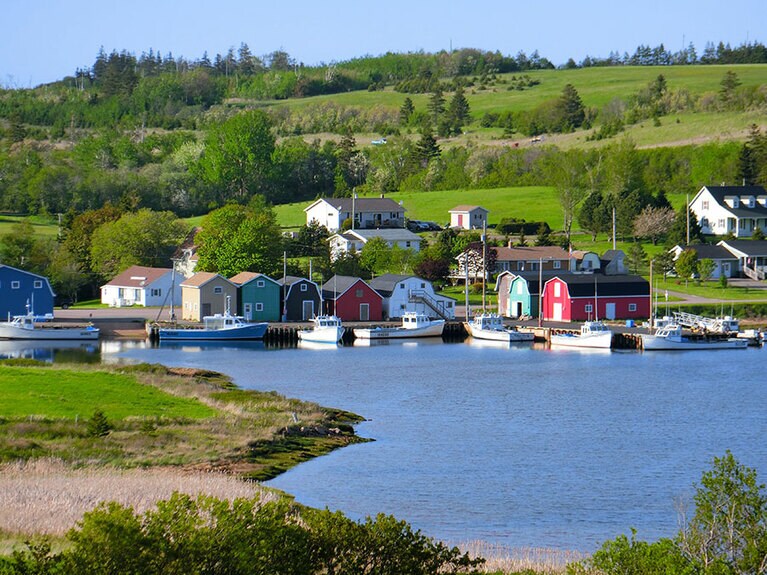 入り江にカラフルな漁師の家が並ぶフレンチリバー。素朴で美しい島には、景勝地もたくさん。