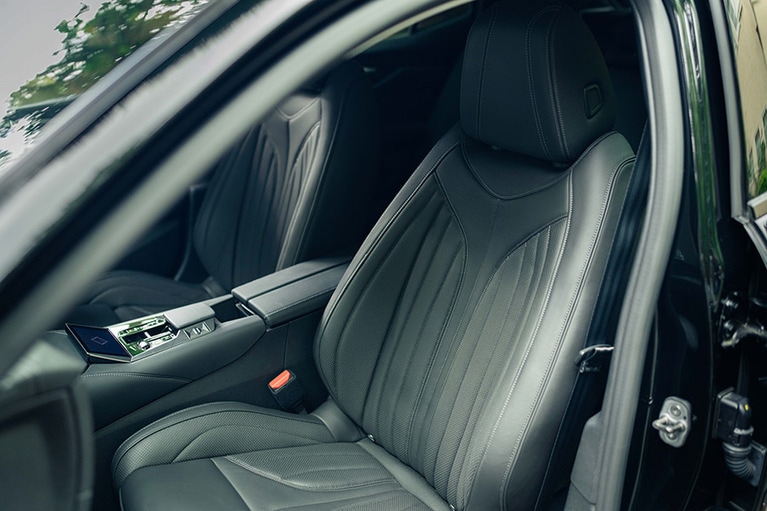 前席のレザーシートには、暑い時のベンチレーターも寒い時のヒーターも備わる。