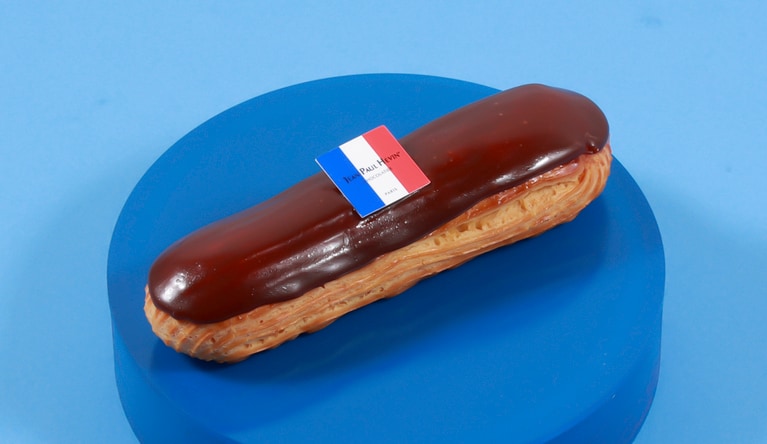 「エクレール キャラメル フルール ドゥ セル」972円。7月27日（日）までの金・土・日曜、祝日限定。ガトー取扱いブティックのみ。