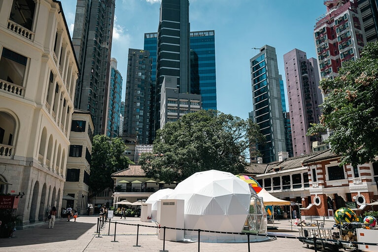 「大館」。右に見える赤レンガの建物内に「The Chinese Library」があります。