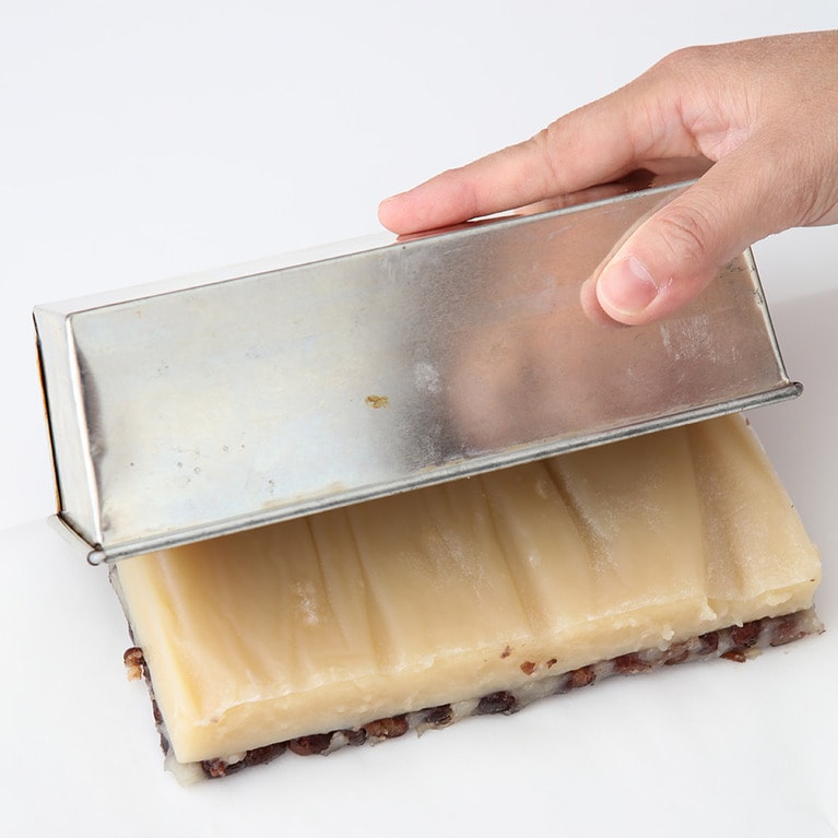 型からはがしながら、型を傾けてういろうを裏返しで取り出す。