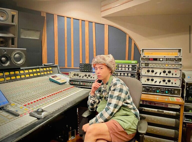 2021年12月2日堂本剛公式Instagramより。編集の方から「堂本剛さん、眉毛がどんどん太くなる画像を連続で投稿しています！」と報告があり、意味が分からず閲覧しにいったら、確かに眉毛がどんどん太くなっていた。