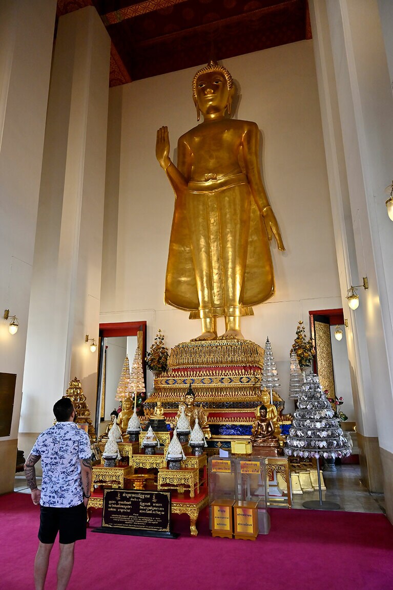 仏教が日常に根付くタイ。仏舎利が納められているこの寺院には、多くの人が参拝に訪れる。
