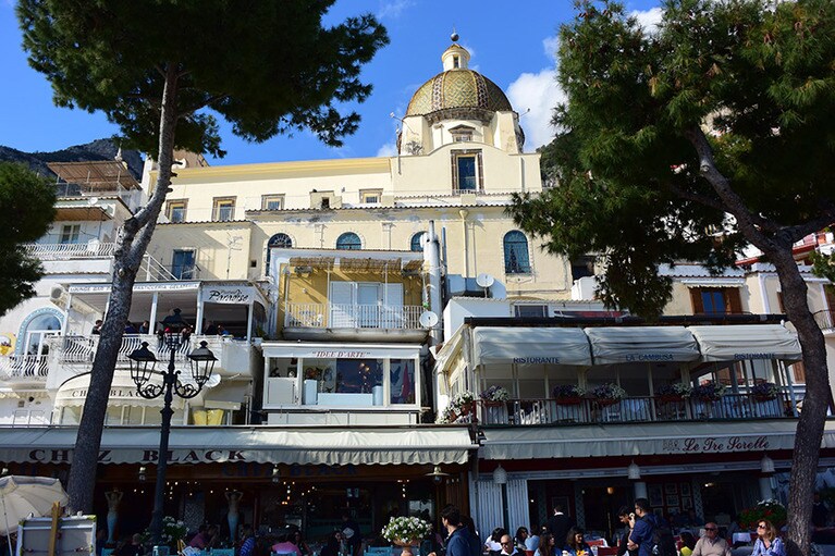 レストラン群の背後にそびえるサンタ・マリア・アッスンタ教会。