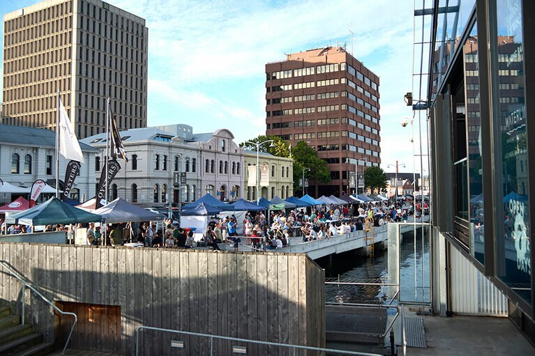 港沿いの通りのフランクリン・ワーフでは不定期にマルシェを開催している。