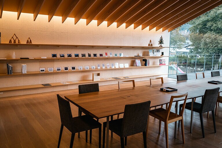 2Fのラウンジで一息つくことができます。