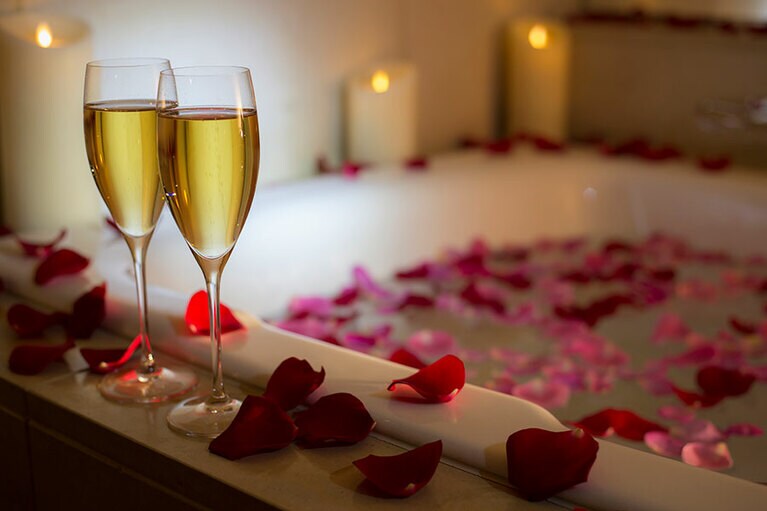 ローズバスとボトルシャンパンのウェルカムアメニティのイメージ。