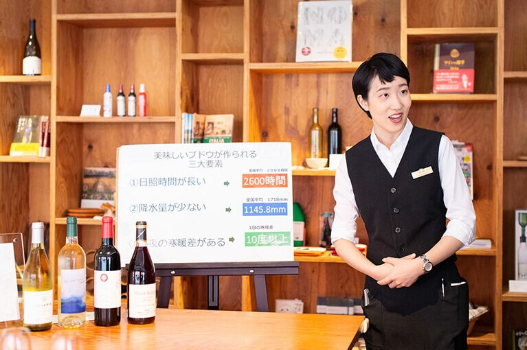 八ヶ岳周辺のワインを分かりやすく解説する「ワインの学校」。ディナーの前に立ち寄ってみては？