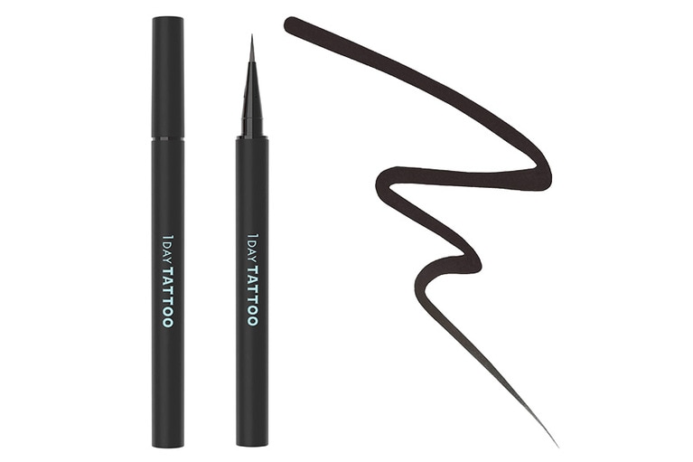 01 ナイトブラック。くっきり映える濃密なブラック。凛とした目元に。