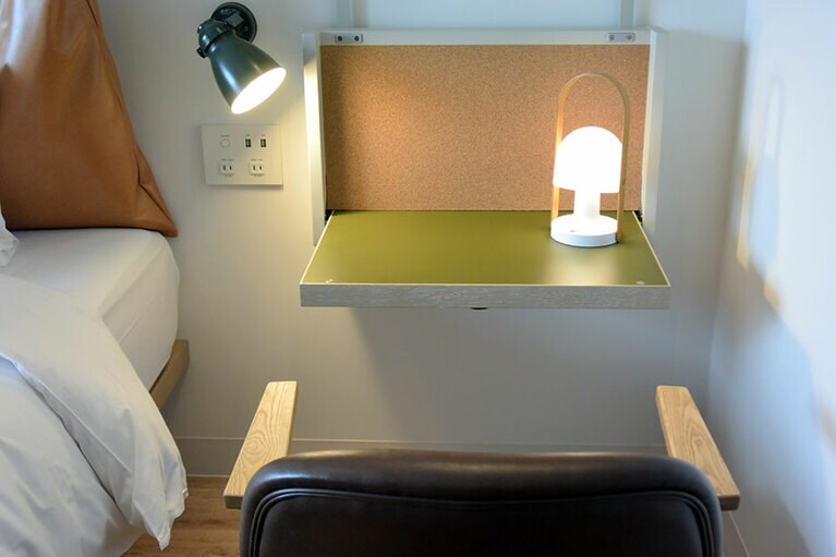 他のモクシーではデスクやチェアは壁にかけて収納されていますが、こちらは備え付け。デスク近くにコンセントがあるのもポイント。