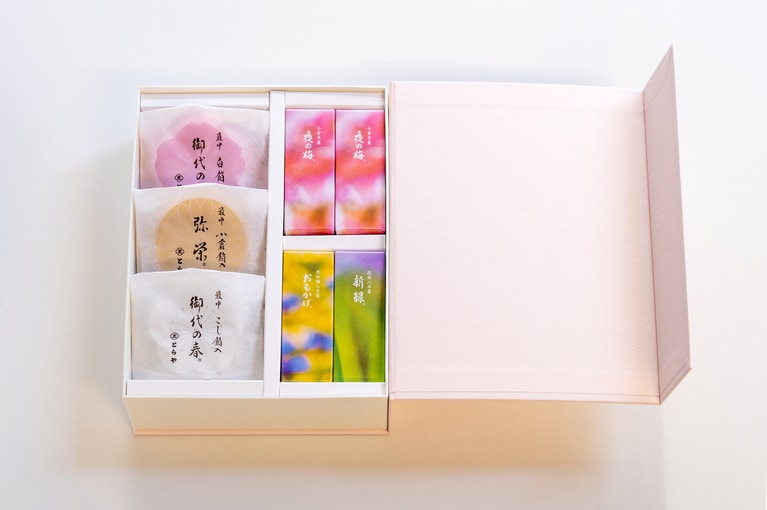 「春いろ詰合せ」2,355円。4月上旬までの販売。