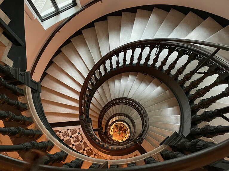 美しいらせん階段が視覚的に強く印象に残ります。小川撮影。