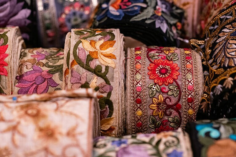 美しい刺繡を施すリボン。幅広のシルクのリボンなど、貴重な商品が多数。