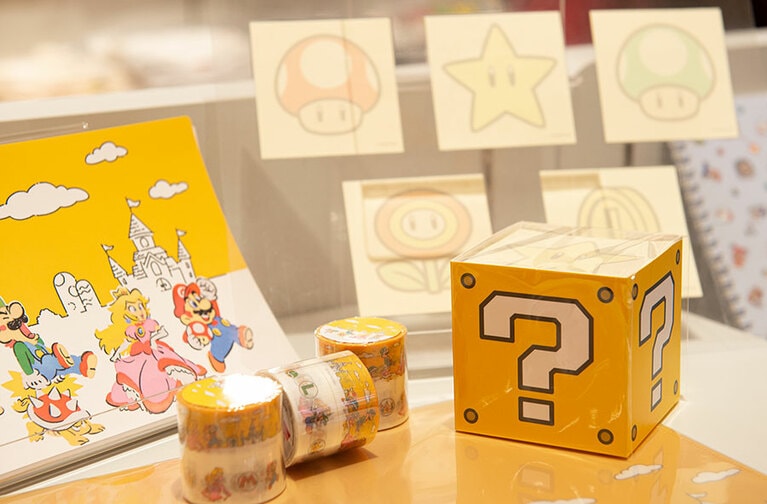 左:マスキングテープ スーパーマリオ ファミリーライフ 600円、右:メモパッド スーパーマリオハテナブロック 980円。