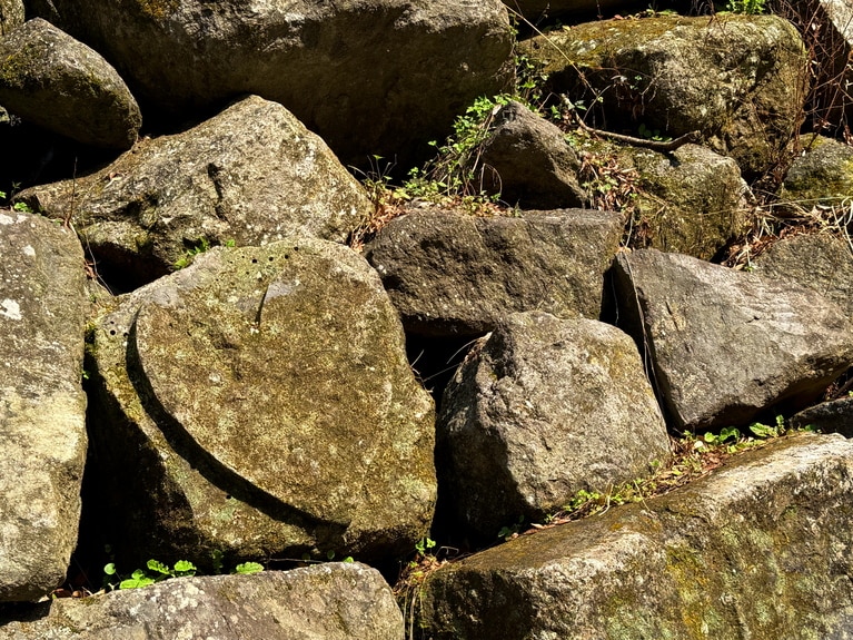 ハートのプレートの近くにハート石が！　矢印が目印なので探してほしい。