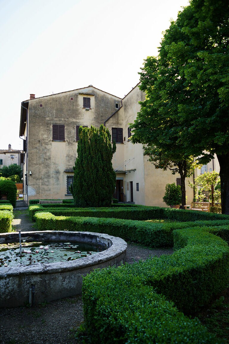 2階部分の屋上には、丹精されたイタリア式庭園が広がっている。