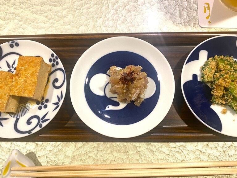 コースから、前菜3種盛り。厚揚げ、真鯵のなめろう、ゴーヤの胡麻和えでお酒が進む。