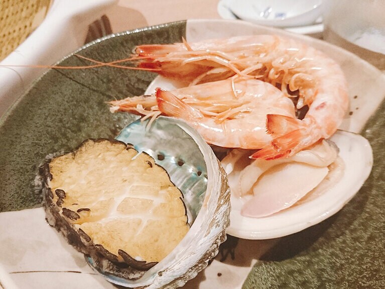 シンプルイズベスト。鮑はふっくらやわらかく、海老はプリップリ。