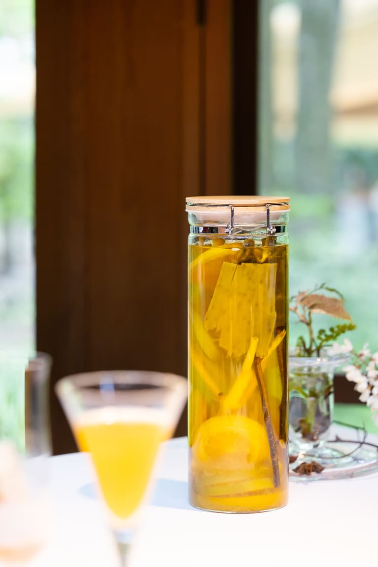 「初夏の恵み」には、ほおずき、トニックウォーター、スパイス塩のモクテルを。