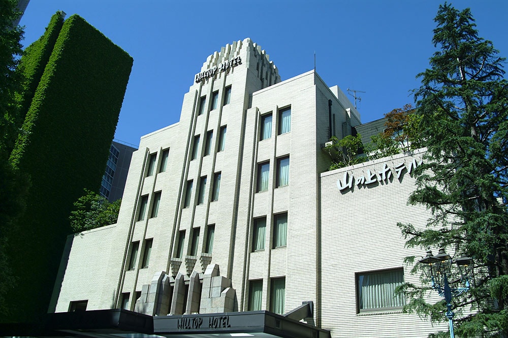 神田駿河台のシンボルともいえるアール・デコ様式の建物は、建築家ウィリアム・メレル・ヴォーリズの設計により1937年(昭和12年)に建設され、戦後、1954年(昭和29年)1月20日にホテルとして営業を開始した。