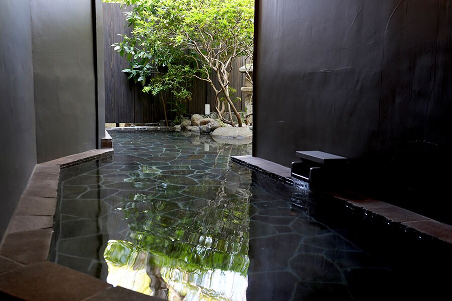 新設した露天風呂は黒を基調とした落ち着きのある雰囲気。