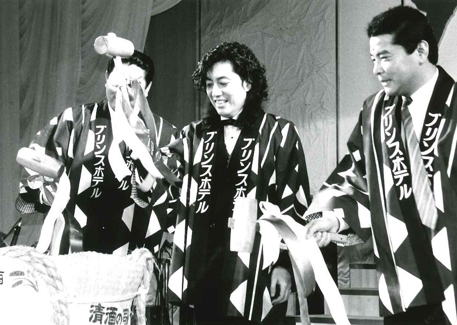 1986年6月、東京プリンスホテルにて行われたデビュー20周年パーティーで鏡割りを行う沢田研二。この時、38歳である。