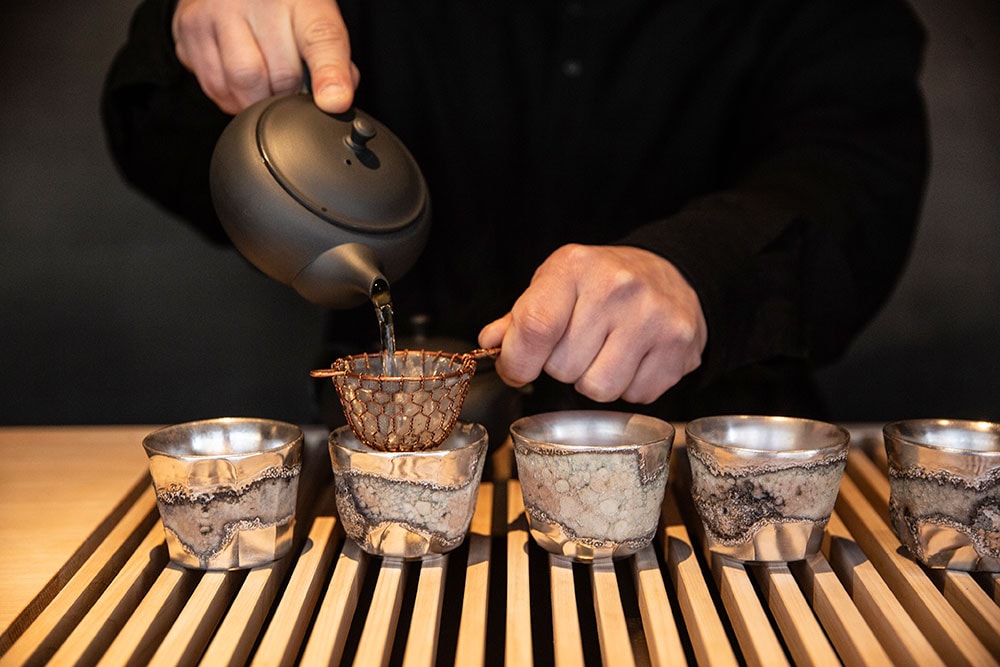 「日月窯」福村龍太氏の銀彩茶碗で温かな日本茶を供す。