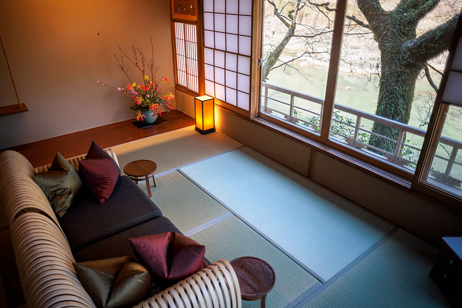 客室は全25室・4タイプ。いずれも大堰川と対岸の小倉山を望む「水辺の私邸」。