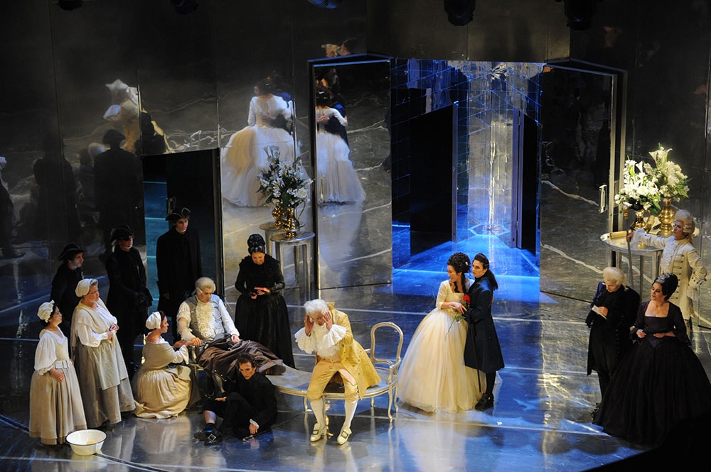 2012年、森谷さん(右から4人目)が当時専属歌手だったリンツ州立劇場での「ばらの騎士」。