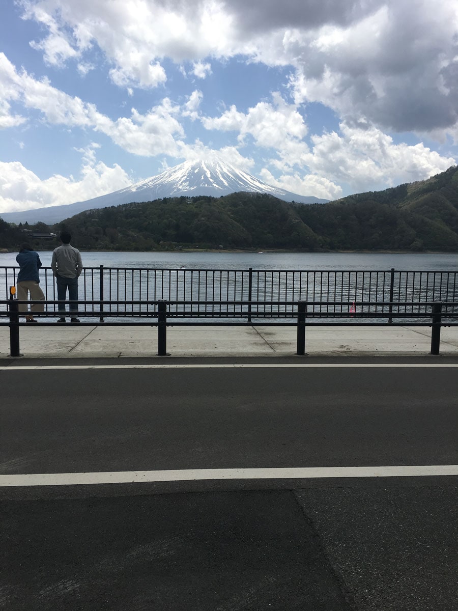 湖北ビューラインの「留守ヶ岩浜付近」より。雲を集めるかっこいい富士山(5月撮影・曇りの昼前後)。