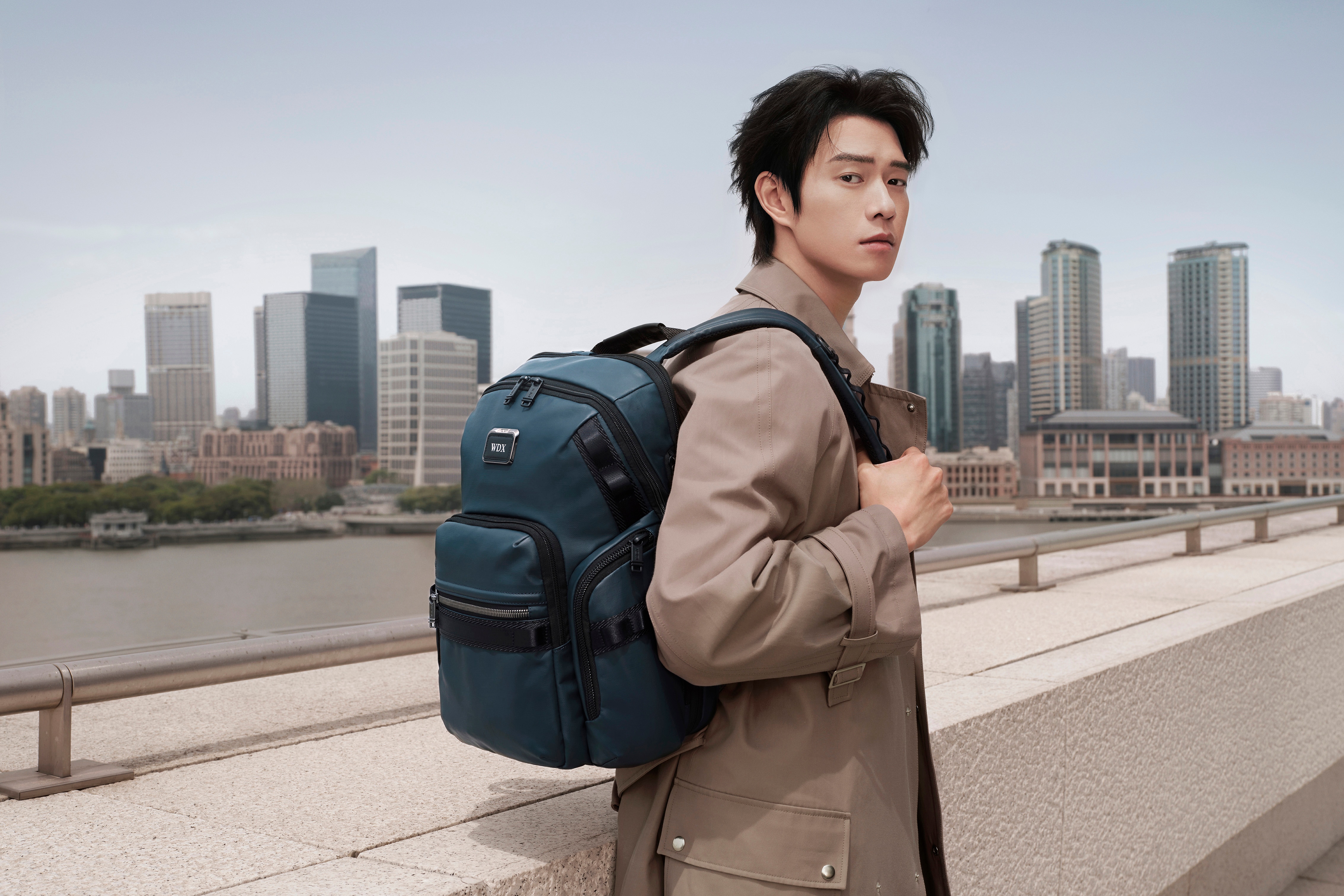 Alpha Bravo Navigation Backpackを肩にかけたウェイ・ダーシュンさん。
