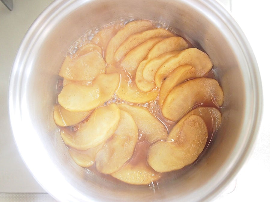 りんごが柔らかくなってきたら蓋を取り、煮汁を煮詰めるようにしながら加熱する。