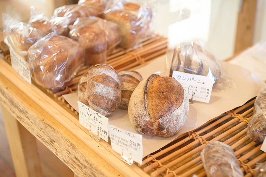 平日で約60種類、休日では約80種類ものパンを作っているのだそう。