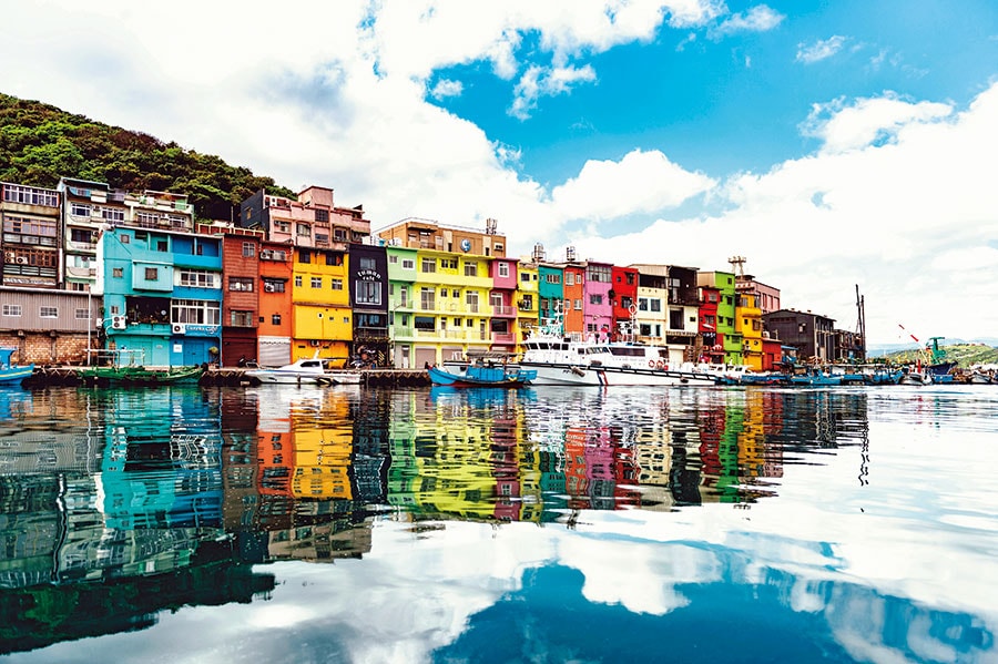 色とりどりのペンキで塗られた入江際の建物群「正濵漁港彩色屋」。対岸の船着き場が撮影スポットとして話題に。