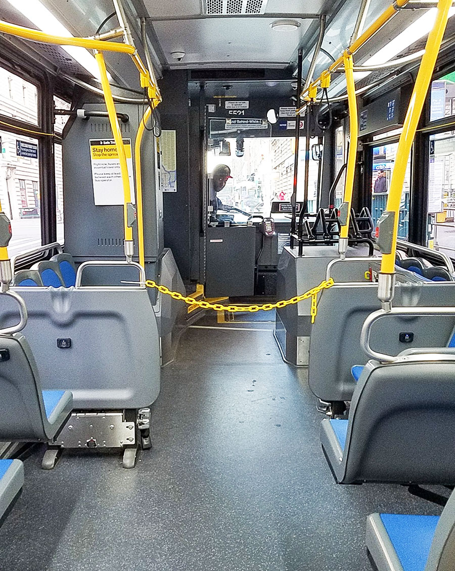 ニューヨーク市営バスは運賃無料になり、運転手がソーシャル・ディスタンシングができるように、黄色いチェーンが張られて距離を保っている。Photo：Mari Ueno