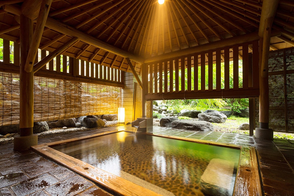 日光和の代温泉(アルカリ性単純温泉)が、体を芯から温めてくれる。檜造りの湯船がある内風呂は天井が高く開放感があり、露天の岩風呂は野趣溢れる造りが特徴。