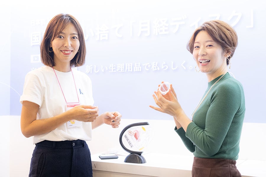 月経ディスク「MOLARA」を販売するMONA companyの代表取締役・向井 桃子さん(左)。廣松さん(右)が手にするのがMOLARA。