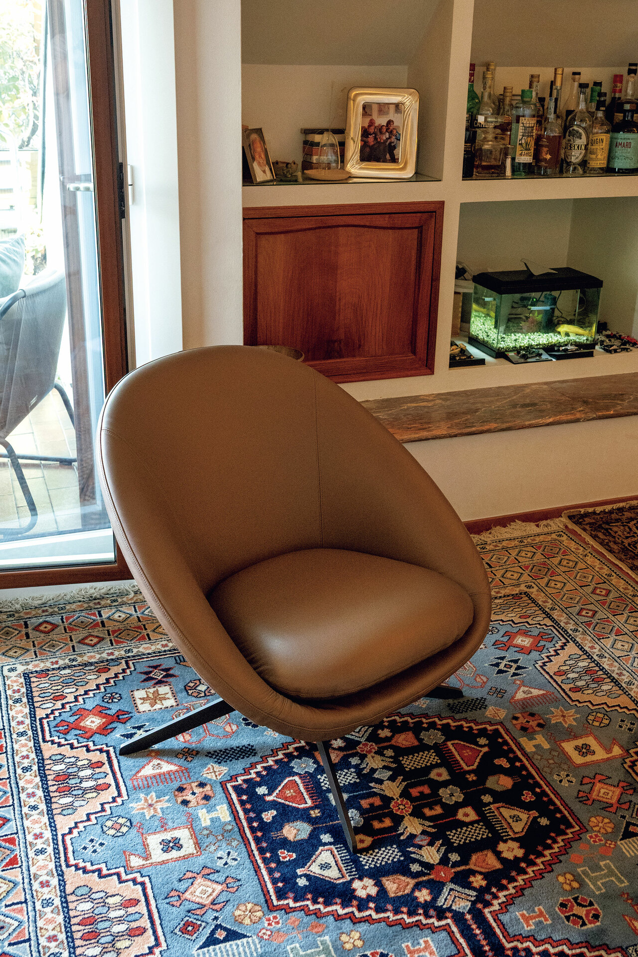 アルフレックスの回転ラウンジチェア「LUCIA」はシェル型の背が体を包み込むよう。