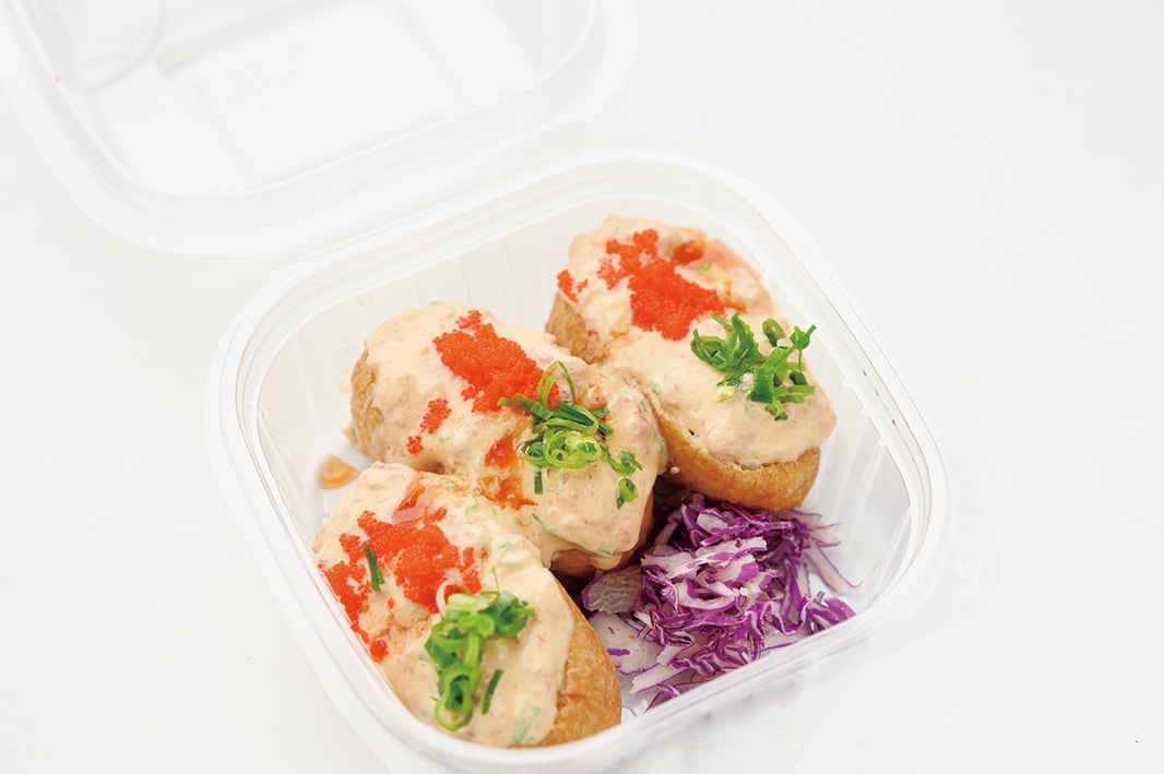 スパイシーアヒをのせたイナリ・スシ＄7.99。