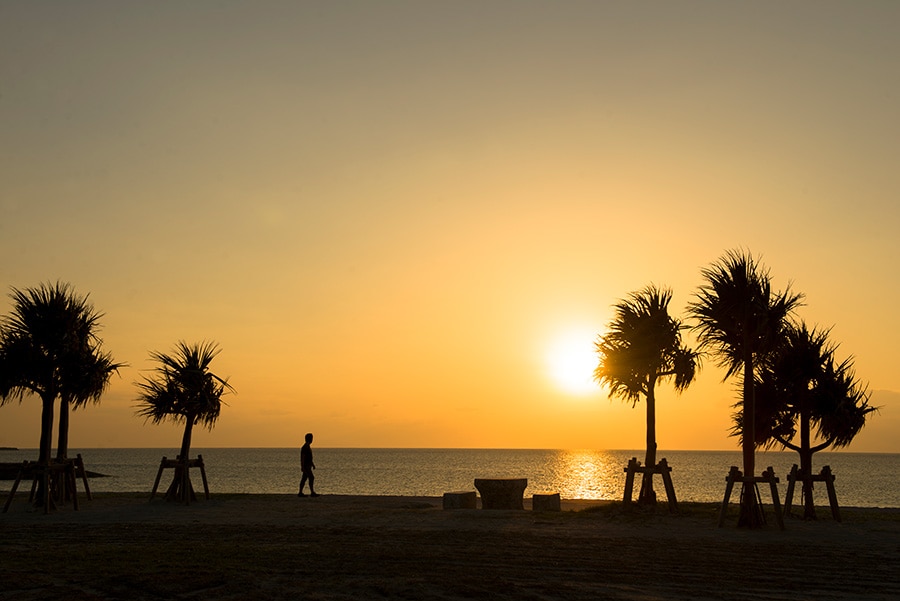 【沖縄県】オリオンECO美らSUNビーチの夕日。©沖縄観光コンベンションビューロー