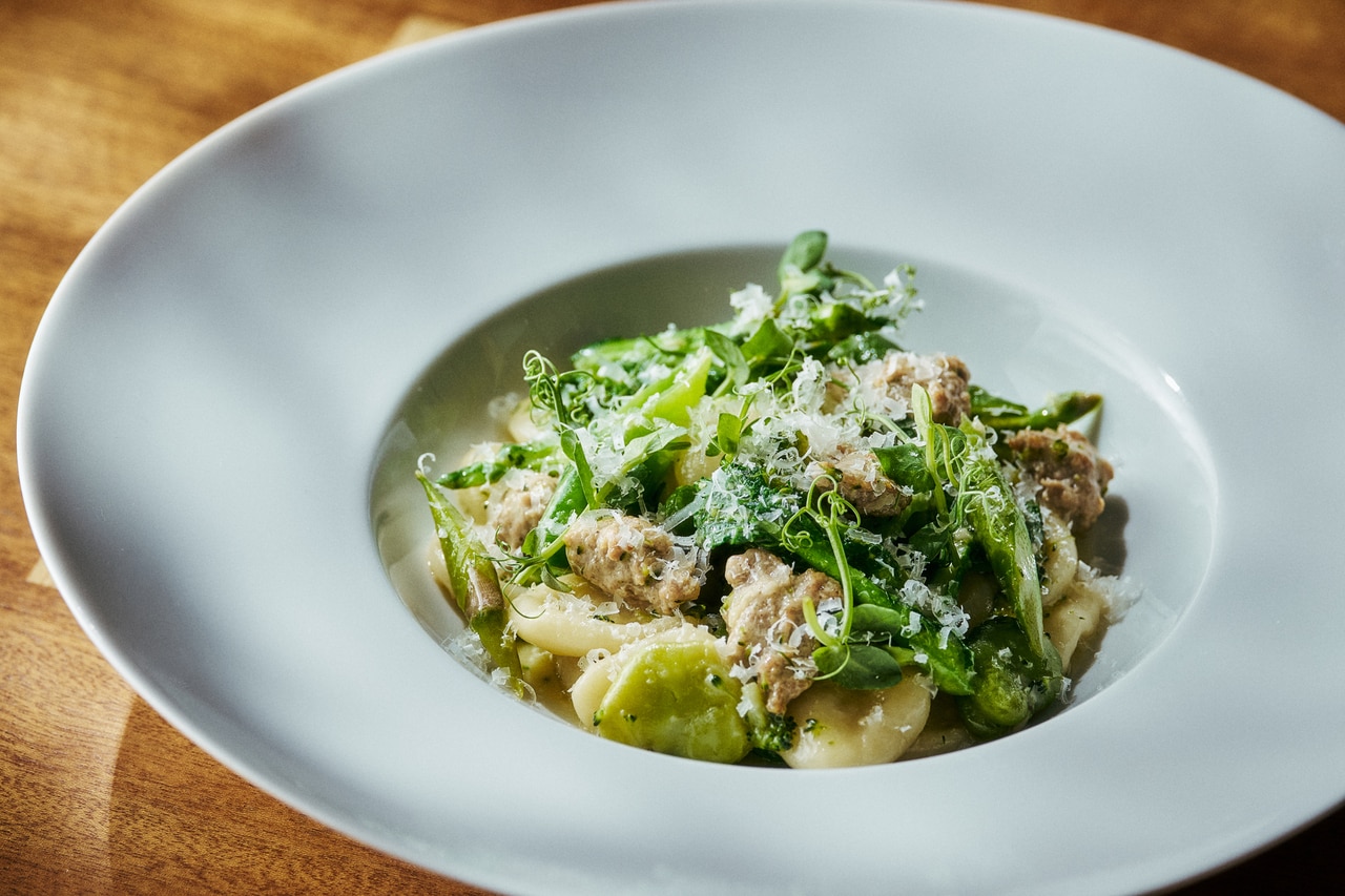 「オレキエッテ 自家製サルシッチャ グリーンアスパラガスと春野菜」 3,080円。