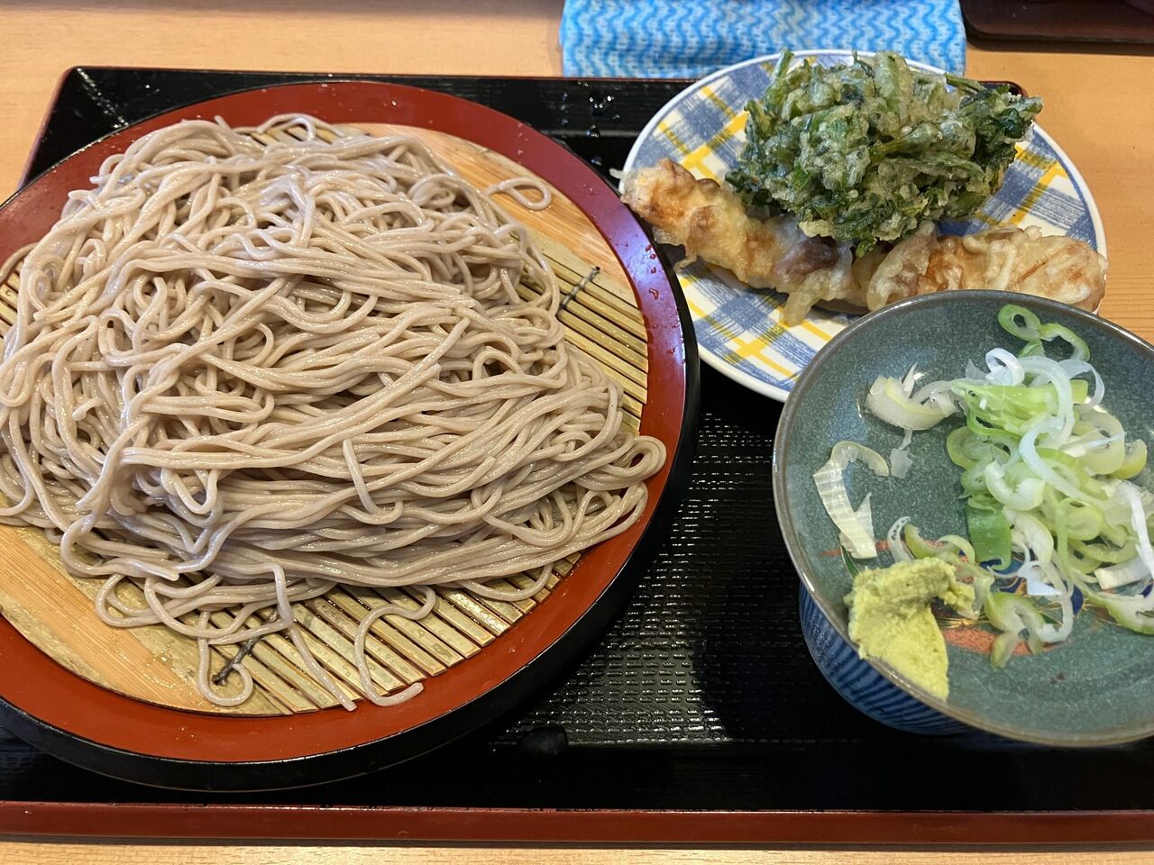 「大盛りそばに春菊天とちくわ天」600円でシコシコのそば