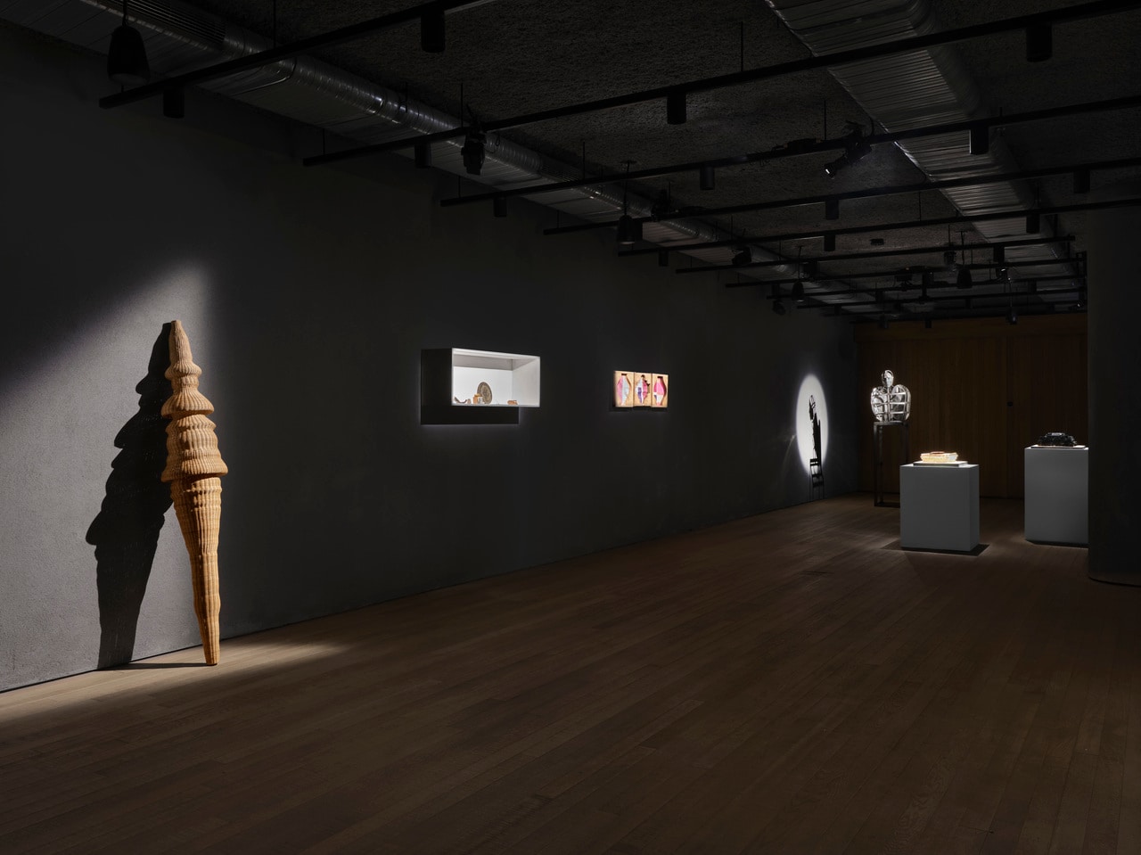 ロンドン・メイフェアのギャラリーFrieze No.9 Cork Streetにて開催された現代アート展「Weft」。