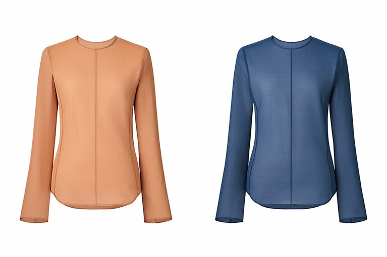 シアークルーネックT（長袖） 1,990円。左から、34 BROWN、66 BLUE。