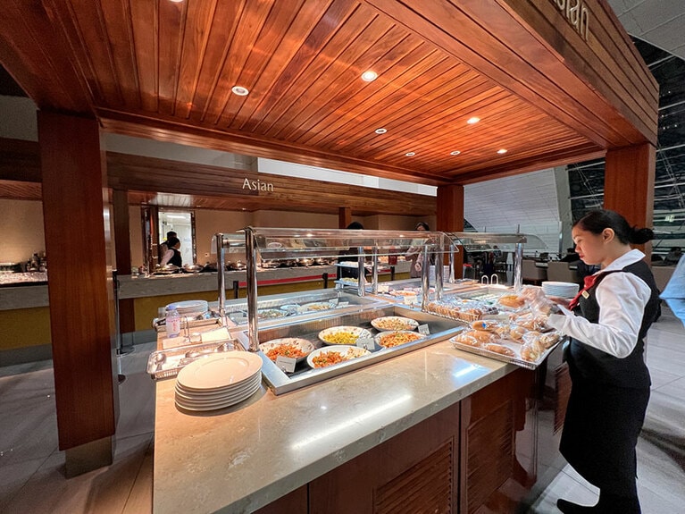 食事はビュッフェスタイル。前菜からメイン、デザートまで、中東料理を始め、さまざまな種類が並んでいて、常に補充されている。