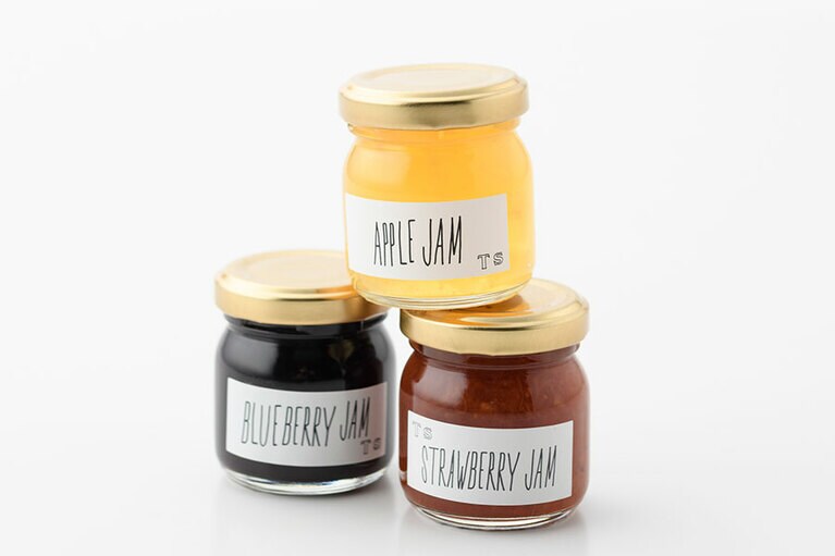 ハニージャム 各330円(50g)。右下から時計まわりに：いちご、ブルーベリー、りんご。