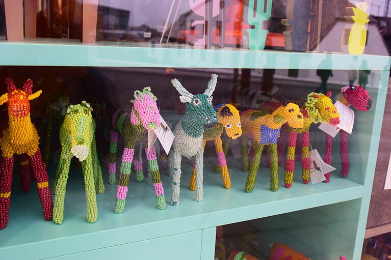 ビーズ細工の人形も、アイスランドの自然の中で目にする動物がモチーフ。